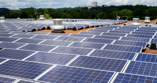 Hvordan installere solenergi på flate tak uten å bore?