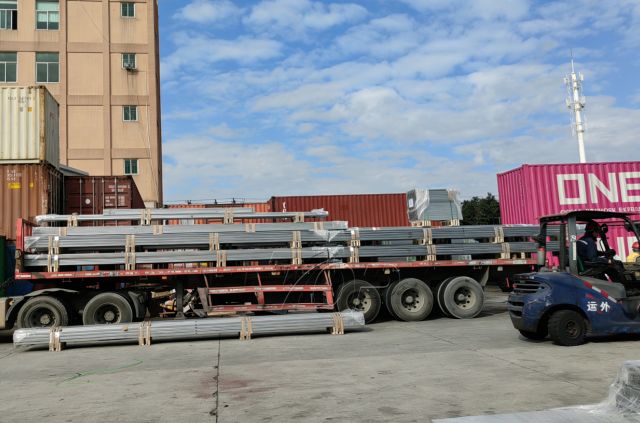 Topfencesolar-forsendelsesoppdatering: ZAM Steel-bakkemonteringsstrukturer sendt til Korea fra Xiamen Factory